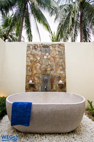 seaviewbungalow-outdoorbathtub